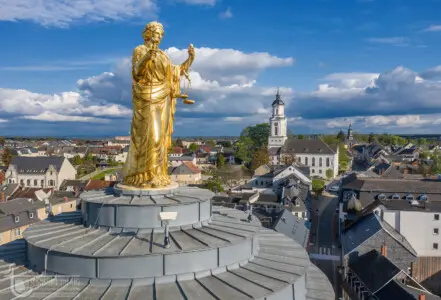 Goldene Figur der Justitia oder Justitia