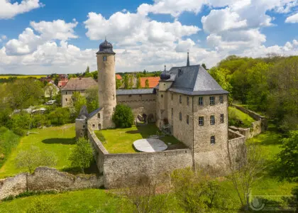 Burg mit Turm Burg in grüner Landschaft