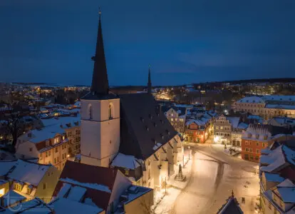 Stadtkirche mit Schnee bei Nacht