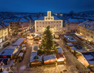 Beleuchter Marktplatz Weimar im Schnee