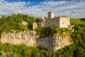 Burgruine auf weißem Felsen