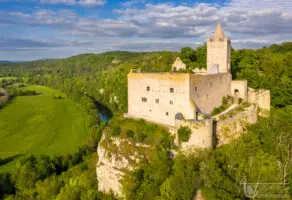Burgruine über einem Fluss