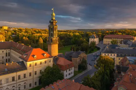Schloss mit Turm von der Sonne beleuchtet