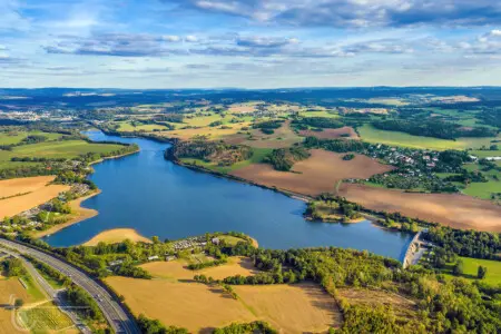 Blauer Stausee in weiter Landschaft