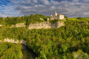 Burgruine auf einem weißen Felsen über einem Fluss