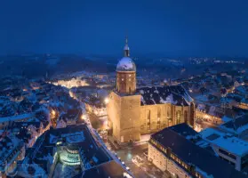 Große gotische Kirche im Advent zur blauen Stunde