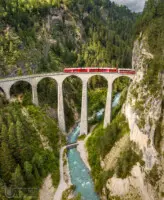 Rote Eisenbahn auf hoher Brücke