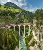 Rote Eisenbahn auf hoher Brücke