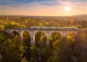 Eisenbahn auf Bogenbrücke