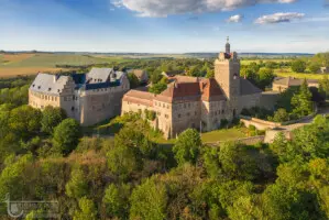 Burg in weiter Landschaft
