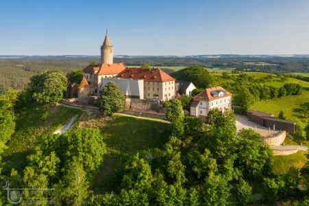 Burg in grüner Landschaft