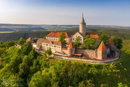 Burg in grüner Landschaft