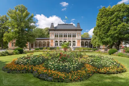 Prächtiges Gebäude mit Blumen