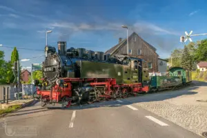 Dampflok überquert Straße