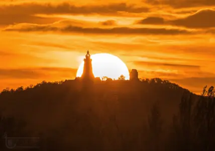 Der riesige Sonnenball in einer Burgruine