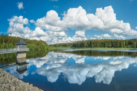 Spiegelnde Wolken im Wasser