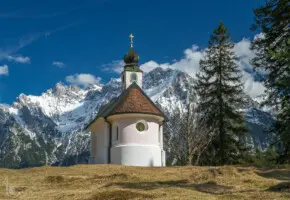 Kapelle vor schneebedeckten Bergen