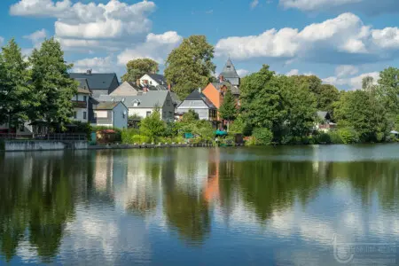 Spiegelung mit Dorf im Wasser