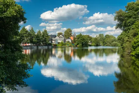 Spiegelung mit Dorf im Wasser