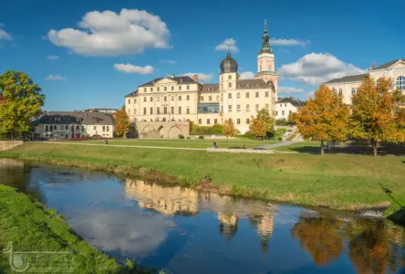 Spiegelung eines Schlosses in einem Fluss