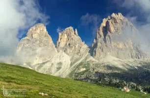 Drei spitze Alpengipfel