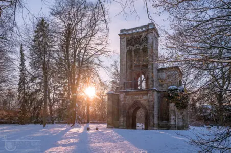 Ruine im Winter mit Sonne