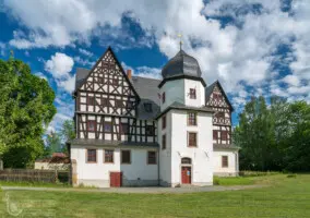 Fachwerkhaus in grüner Landschaft