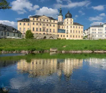 Spiegelung eines Schloss im Wasser