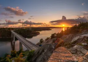 Sonnenuntergang mit Brücken über Meeresarm