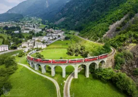 Rote Eisenbahn auf runder Brücke