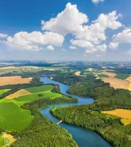 Flussschleifen in grüner Landschaft