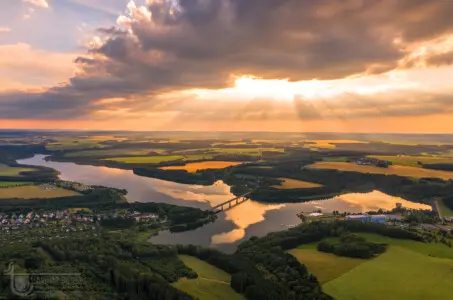 Sonnenstrahlen über einem Stausee